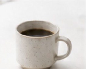 白いマグのコーヒー