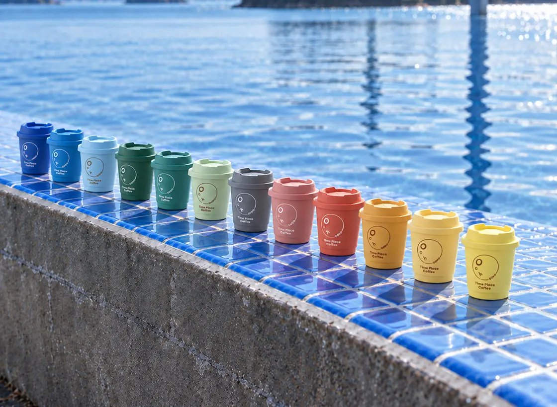 水辺に並んだ、12色の小さなカップ