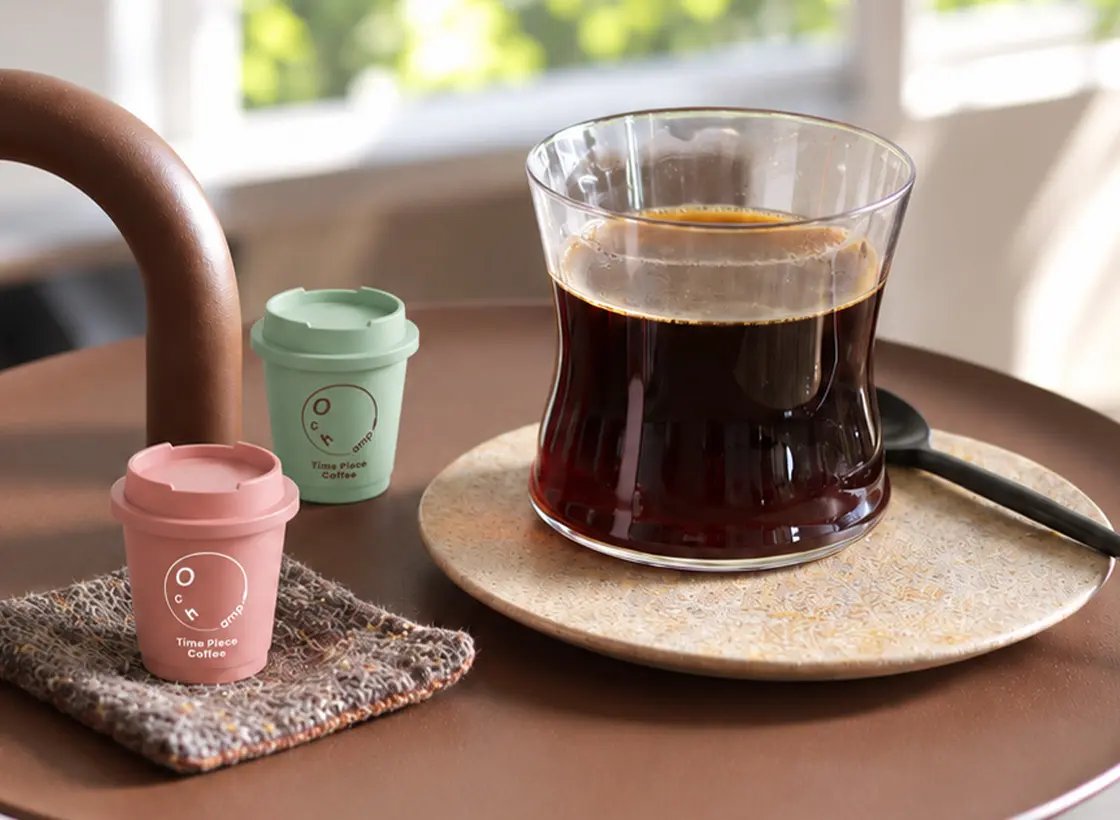 グラスのコーヒーと、2つの小さなカップ